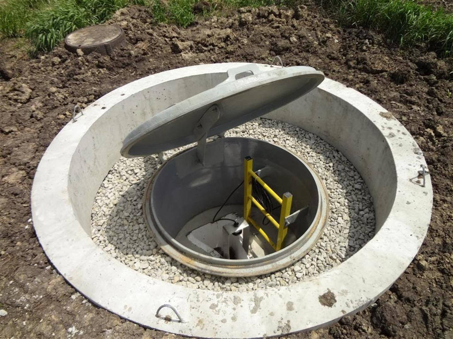 Avoca, IA - Fiberglass Metering Manhole, Teledyne ISCO Signature Flowmeter, Solar Panel