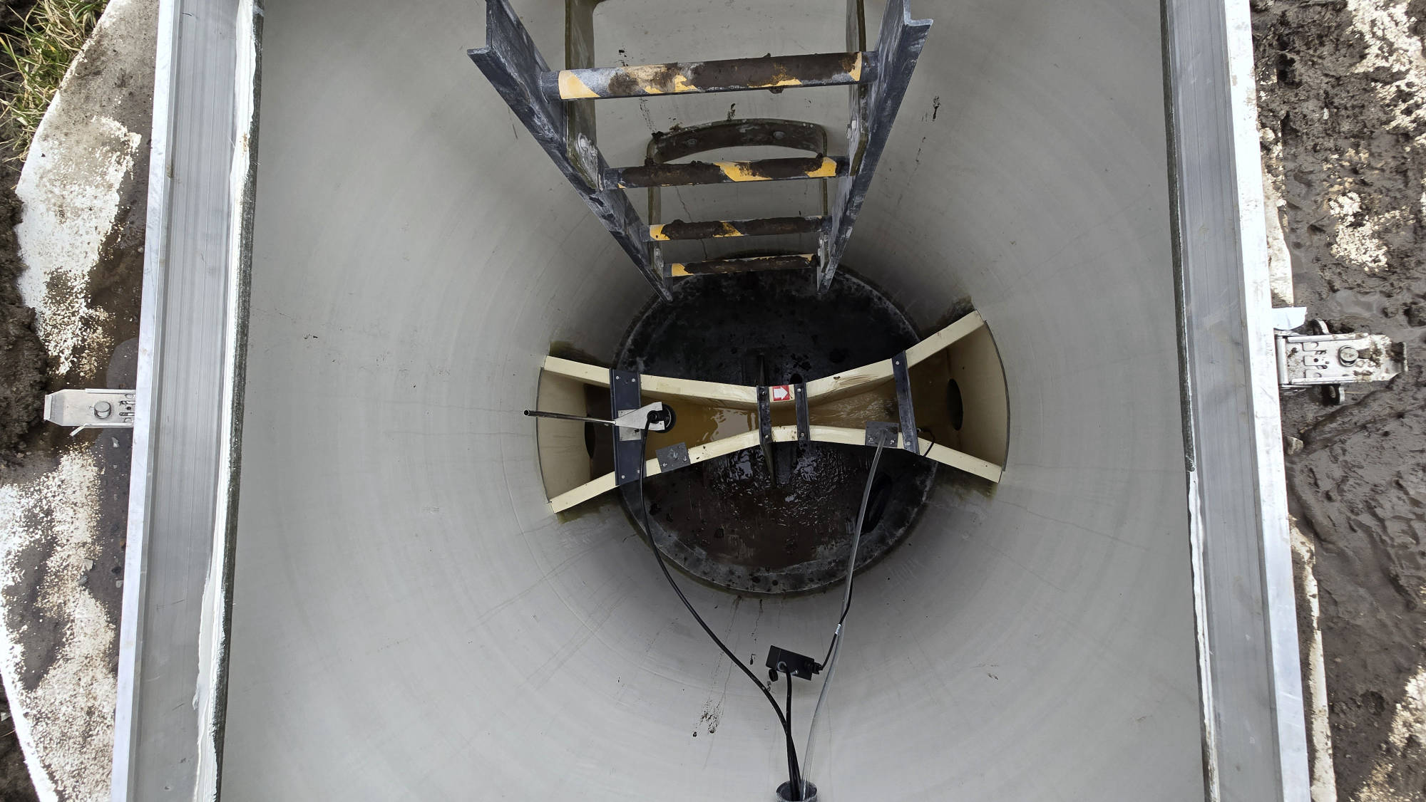 Concordia, MO - Fiberglass metering manhole, Fiberglass Enclosure, Teledyne ISCO Signature Ultrasonic Flowmeter, 5800 Sampler